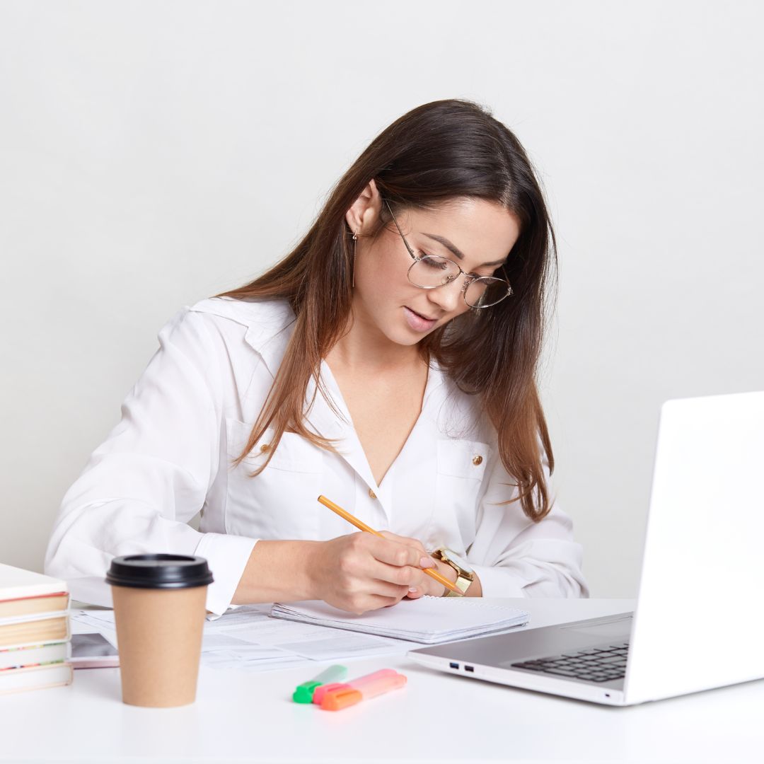 Att språkgranska och korrekturläsa bokmanus, som professionell korrekturläsare eller som författare.